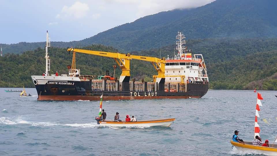 Perdana, Kapal Kontainer Berukuran Jumbo Sandar di Pelabuhan Depapre
