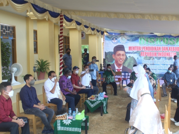 Puisi ‘Rindu’ Siswi SMA Muhammadiyah Al-Amin Sorong Sentuh Hati Sang Menteri