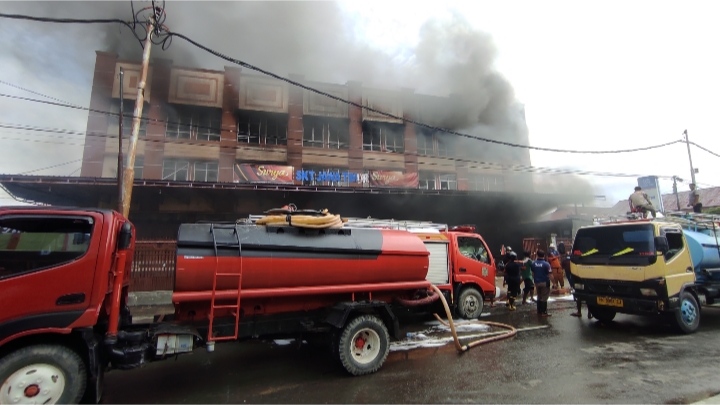 Toko Jawa Timur Terbakar, Petugas Damkar Berjibaku Padamkan Api