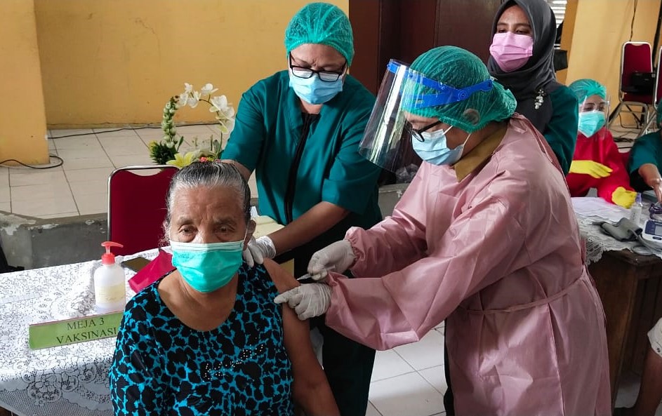 Lansia di PSTW Ina Kaka Mulai Jalani Vaksinasi