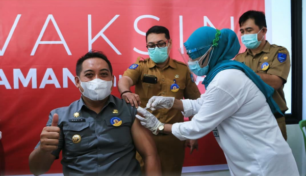 PJ Wali Kota Ternate Menjalani Vaksinasi