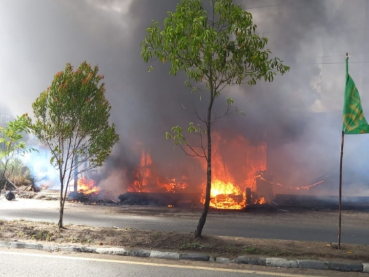 Sebuah Bengkel Di KM. 9 Ludes Terbakar, Kemacetan Tak Terhindarkan