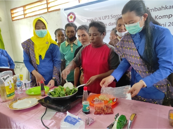 PIKK PLN UP3 Sorong Perkenalkan Kompor Induksi Kepada Masyarakat Kampung Solol