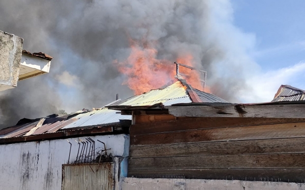 Bangunan Terbakar, Damkar Ternate Kerahkan Lima Unit Mobil Pemadam Kebakaran