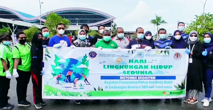 Dinas PPLH Kota Sorong Hijaukan Area Bandara DEO Sambut Hari Lingkungan Hidup Sedunia