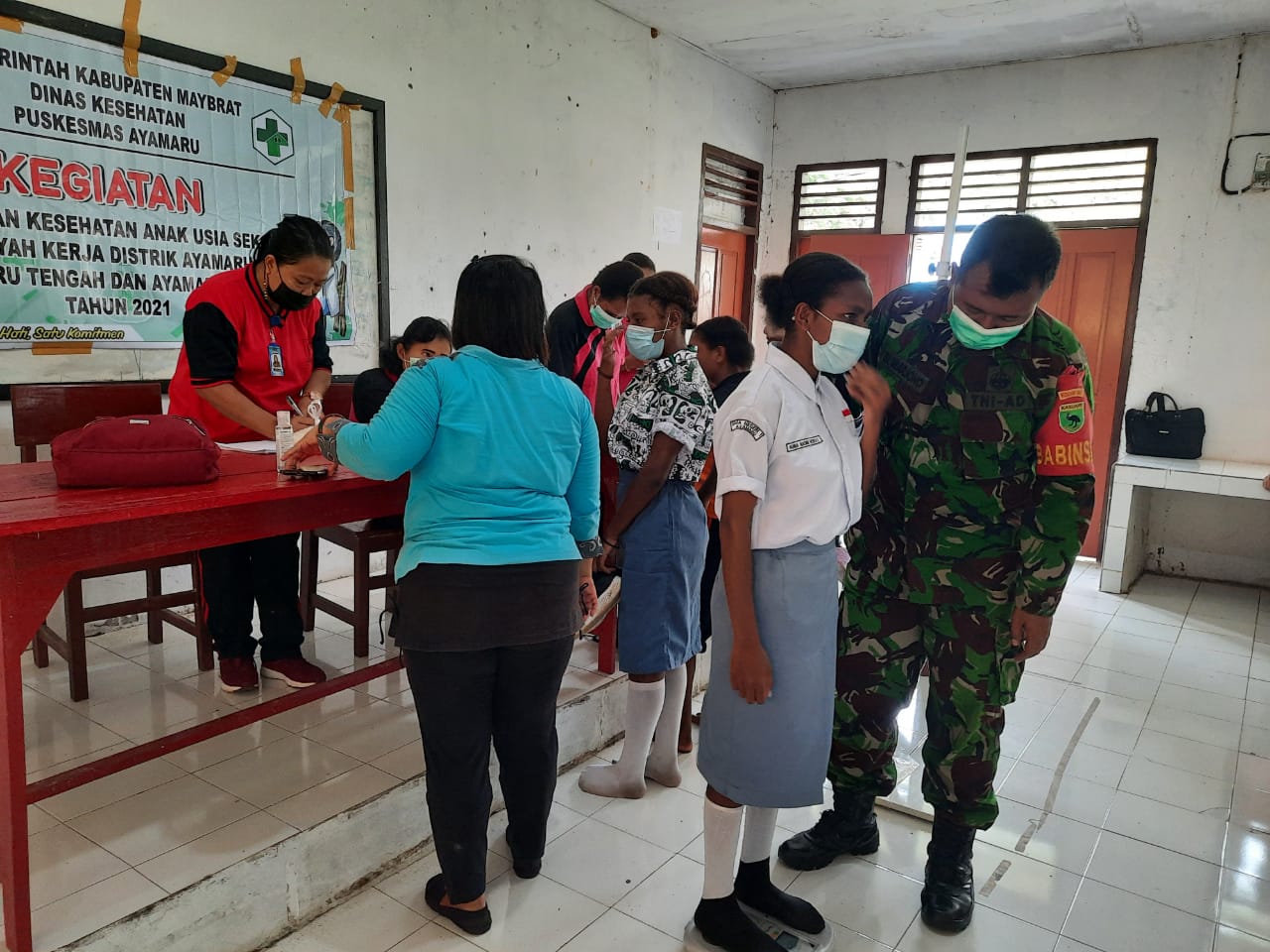 Puskesmas Ayamaru kabupaten Maybrat melakukan pemeriksaan pertumbuhan kesehatan fisik anak usia sekolah di SMA Negeri 1 Ayamaru