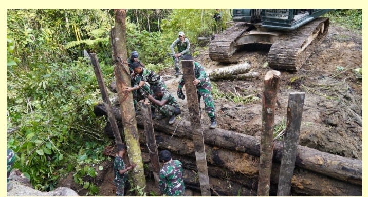 TNI dan Polri Perbaiki Jembatan Kamat yang Diduga Dirusak KKB di Maybrat
