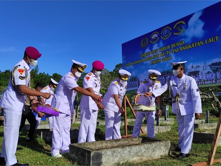 Ziarah Dan Tabur Bunga di Taman Makam Pahlawan Warnai HUT TNI AL ke-76