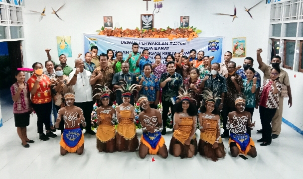 Komisi V DPR PB Jaring Aspirasi Kepsek dan Guru SMK YPK Bukit Zaitun Raja Ampat
