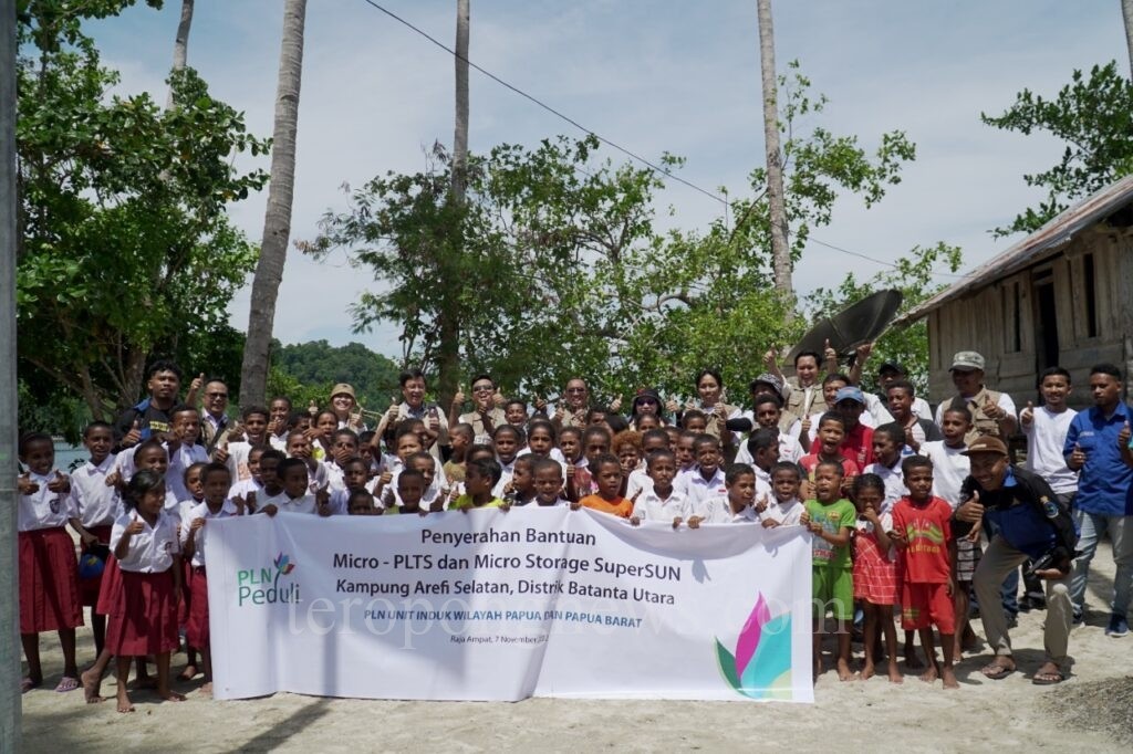 Bantu Akses Listrik Daerah 3T, PLN Salurkan 30 Mikro PLTS untuk Masyarakat Dusun Yarweser