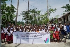 PLN menyalurkan bantuan 30 Unit Mikro PLTS dan _energy storage_ bernama SuperSUN kepada masyarakat Dusun Yarweser, Kampung Arefi Selatan, Kabupaten Raja Ampat, Papua Barat. Foto-Ist/TN