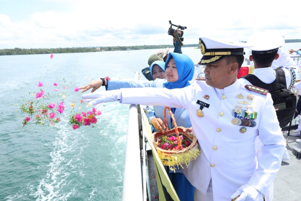 Peringatan Hari Pahlawan di Sorong Diwarnai Dengan Tabur Bunga di Laut
