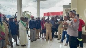 Pastor Bersama Masyarakat Evakuasi Korban Selamat ke Polres Dogiyai