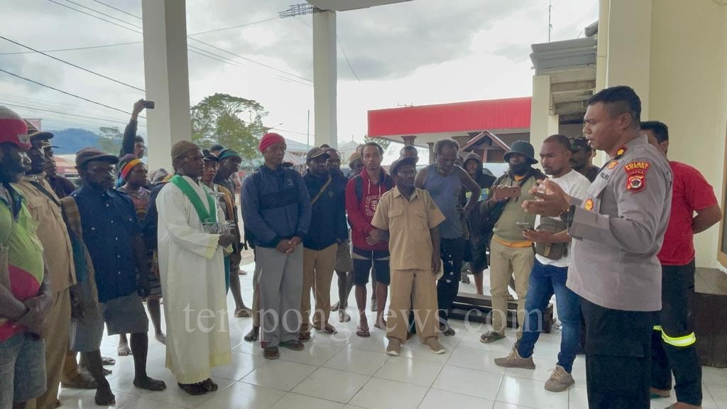 Pastor Bersama Masyarakat Evakuasi Korban Selamat ke Polres Dogiyai