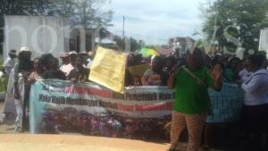 Tolak Direlokasi, Pedagang Pasar Boswesen Demo DPRD Kota Sorong