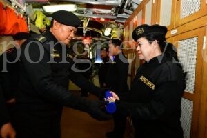 Naik Kapal Selam KRI Alugoro-405, Ketua DPR RI Terima Brevet Kehormatan TNI AL