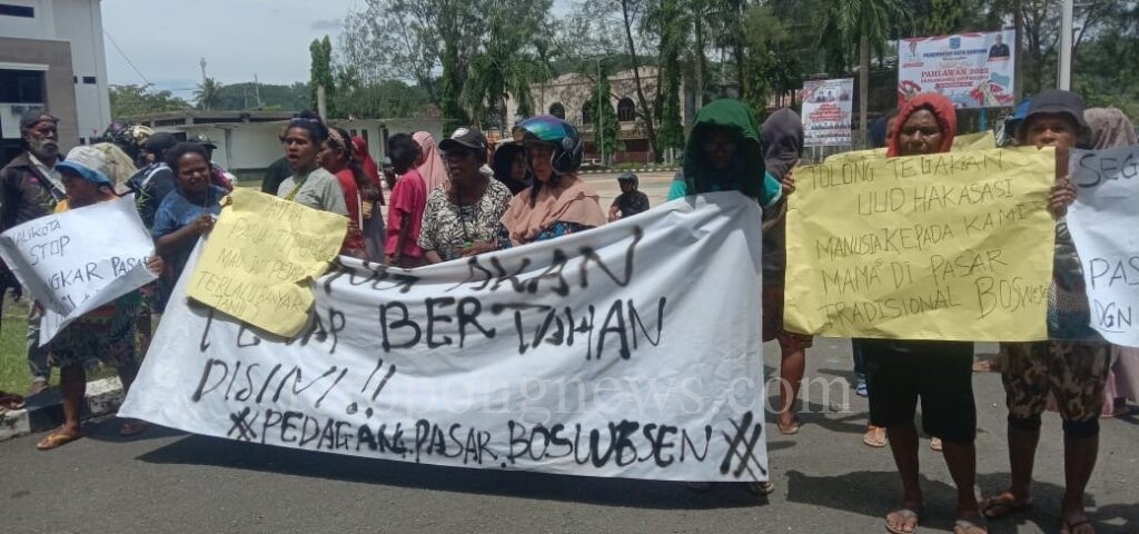 Tempat Jualan Dibongkar, Pedagang Pasar Boswesen Demo Kantor Walikota Sorong