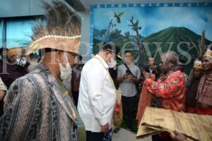PJ Gubernur Papua Barat Daya Disambut Secara Adat Saat Tiba di Sorong
