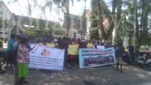 Tak Ada Solusi, Pedagang Pasar Boswesen Kembali Demo Kantor Walikota Sorong