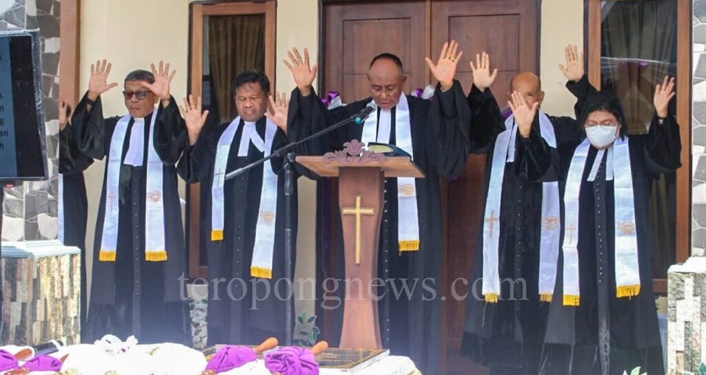 Gubernur Murad Beri Apresiasi Atas Peresmian Pastori Empat Gereja Nehemia