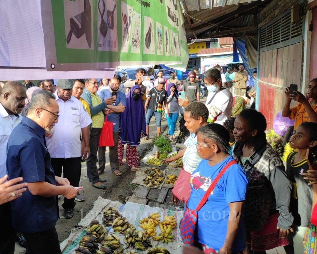 Mendag Zulkifli Hasan Borong Sejumlah Dagangan di Pasar Remu Sorong