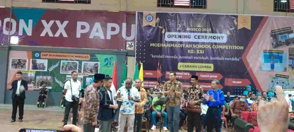 Romanus Mbaraka Serahkan 30 Juta untuk Muhammadiyah Scool Competition