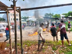 Disangka Penculik Anak, Wanita Paruh Baya di Sorong Tewas Dibakar Massa