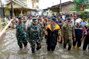 Gubernur Bersama Pangdam Hasanuddin Tinjau Banjir di Makassar