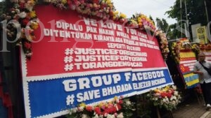 Karangan Bunga Dukungan ke Bharada E Terpampang di Depan PN Jaksel