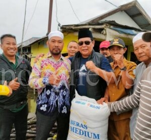 Gubernur Kalsel Bagikan Beras Kepada Masyarakat Terdampak Banjir di Dua Desa Ini