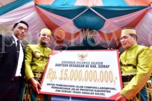 Gubernur Sulsel Serahkan Bantuan Keuangan Rp 15 Miliar ke Pemkab Sidrap