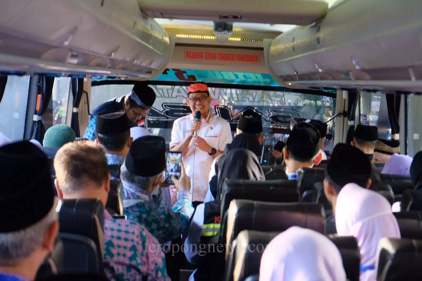 Wakil Wali Kota Depok Lepas Keberangkatan Calhaj ke Embarkasi Bekasi