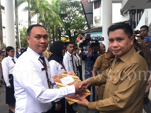 PJ Wali Kota Ambon Serahkan SK Pengangkatan bagi 445 PPPK