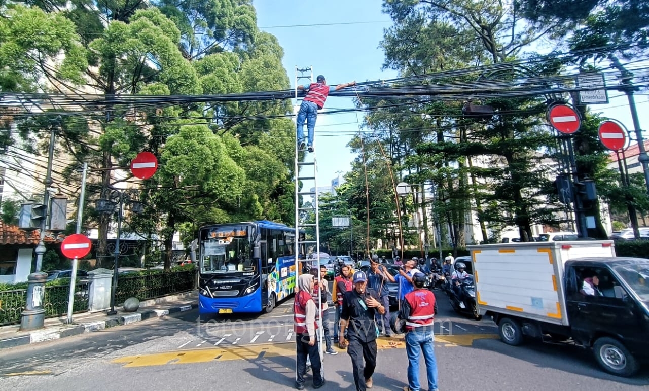 Puluhan Kilometer Kabel Udara di Kota Bandung Ditertibkan