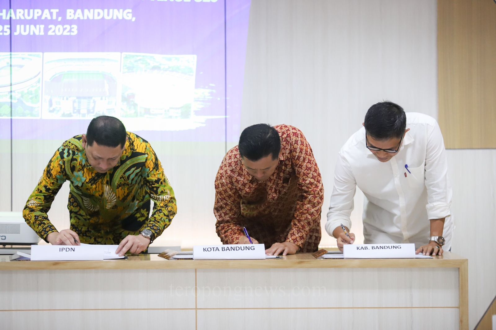 Kementerian PUPR Serahkan Pengelolaan Stadion GBLA dan Sidolig ke Pemkot Bandung