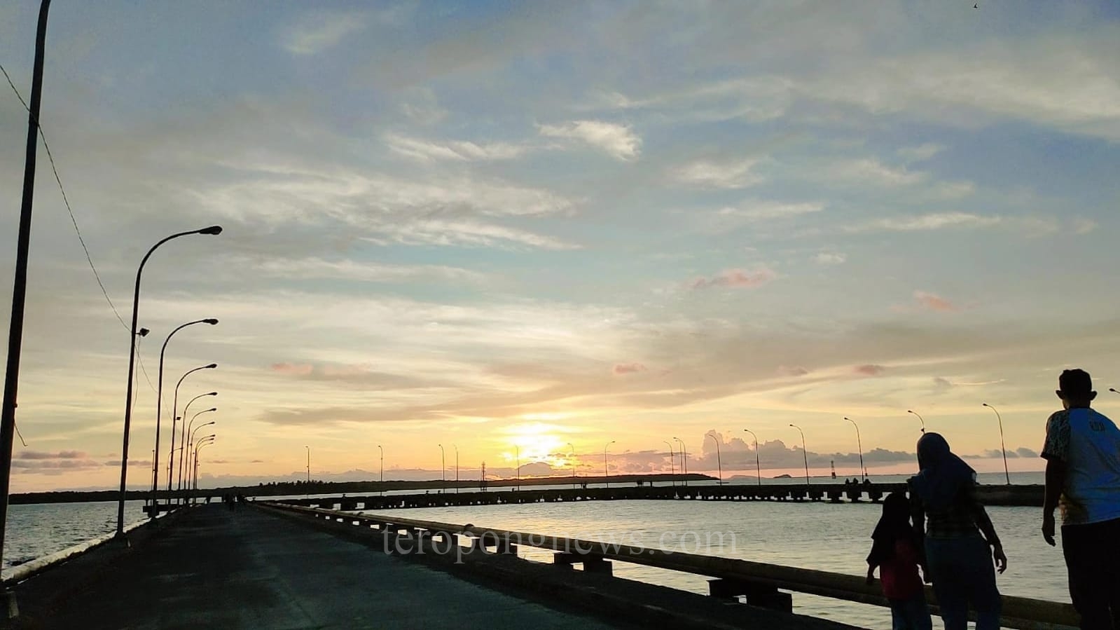 Menikmati Indahnya Sunset Dari Dermaga SP3 Sorong