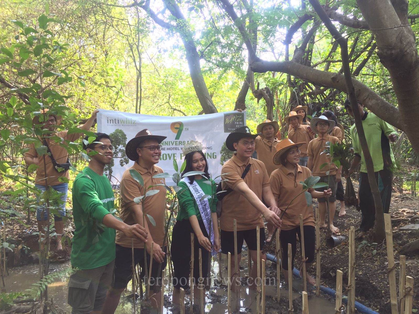 Peringati Hari Ulang Tahun Ke-9, Whiz Prime Hotel Kelapa Gading Tanam Puluhan Pohon Mangrove