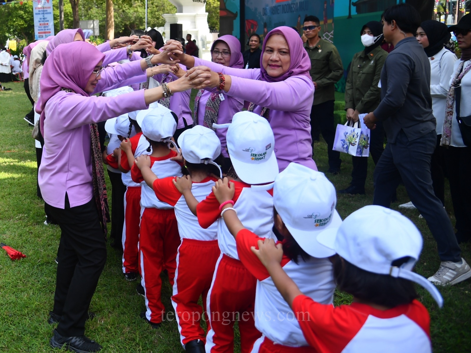 Ibu Negara Bermain Permainan Tradisional Bersama Anak-Anak di Banyuwangi