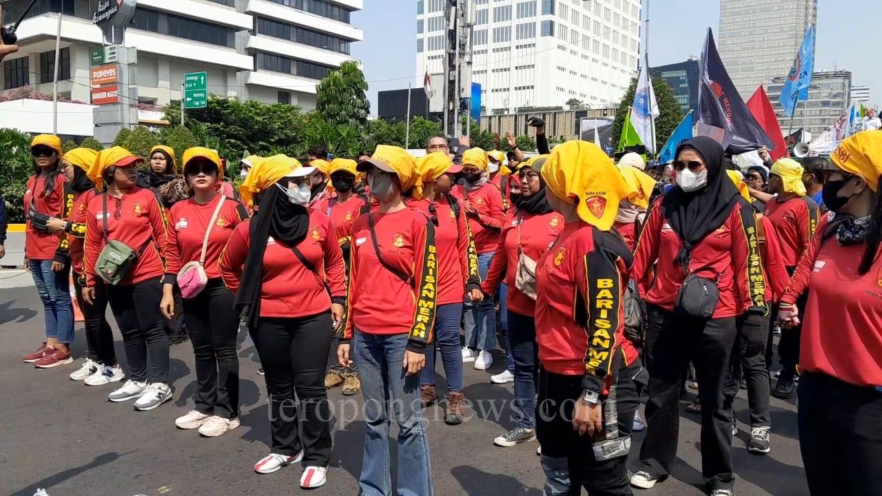 Akses Jalan ke MK Ditutup, Massa Buruh Pilih Bertahan di MH Thamrin hingga Malam Hari