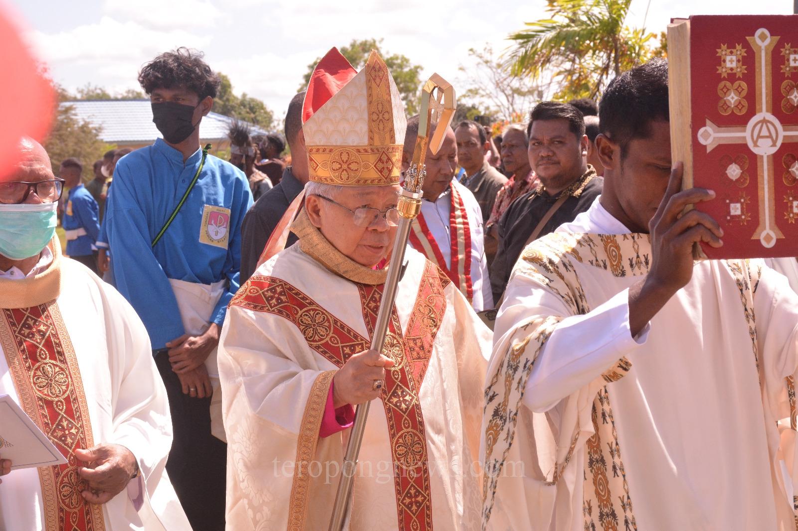 Uskup Mandagi; Saya Tidak Mau Orang Papua Habis Karena Lemahnya Pendidikan dan Kesehatan