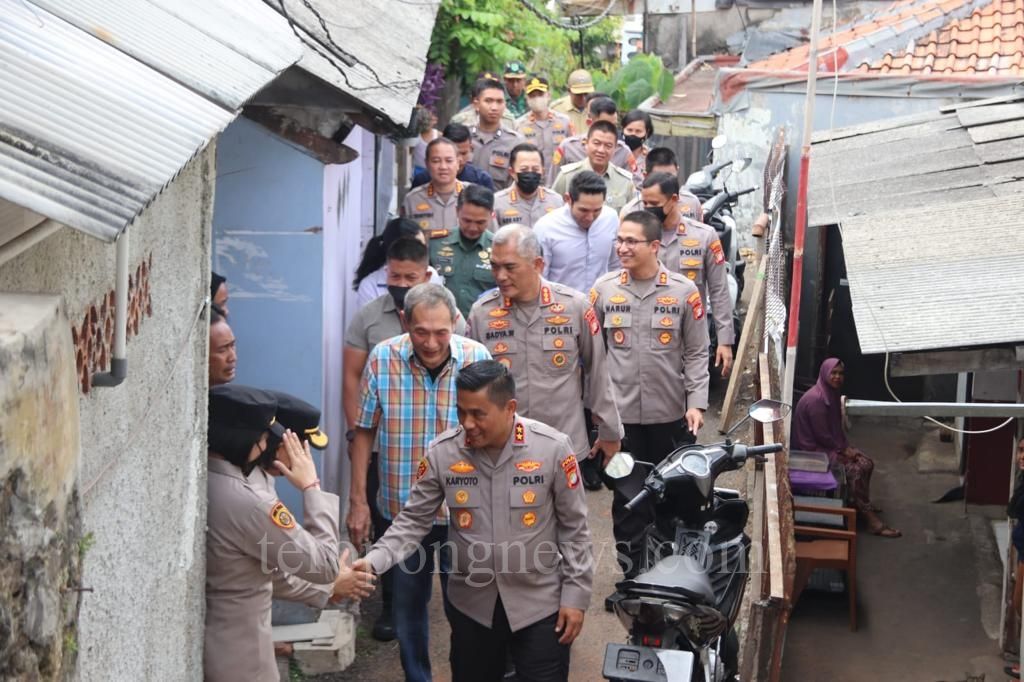 Kapolda Metro Jaya Serahkan Kunci Bedah Rumah Dalam Rangka Bhakti Presisi Bhayangkara Ke-77