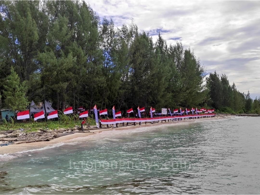 Bendera Merah Putih Sepanjang 78 Meter Dibentangkan di Pulau Fani