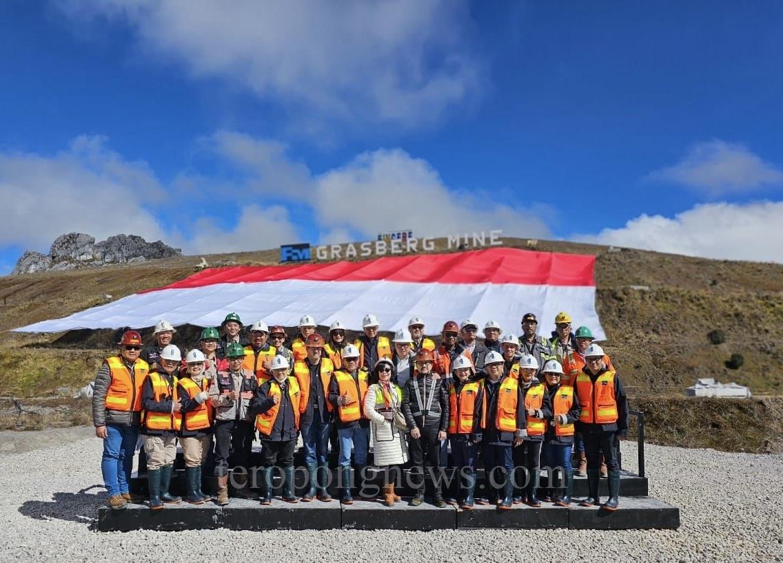 Freeport Indonesia Pecahkan Rekor Dunia: Bentangkan Bendera Terbesar di Puncak Grasberg 
