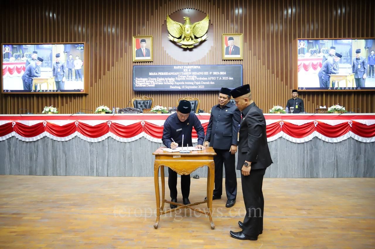 Ranperda Tentang Pajak dan Retribusi Daerah Disahkan DPRD Bandung Menjadi Perda