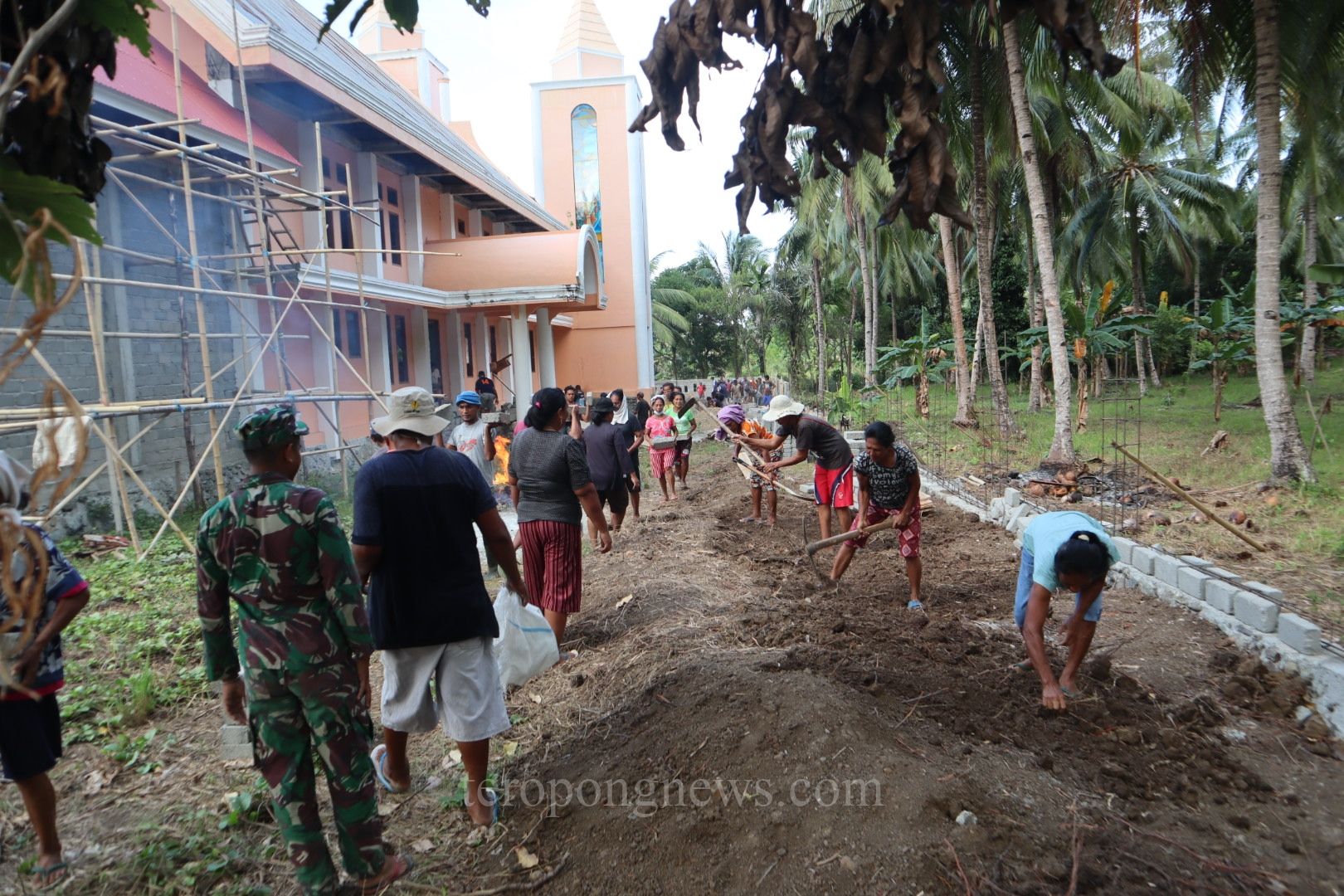 Masyarakat Tumpah Ruah Gotong Royong Bersama Satgas TMMD Ke-118 Kodim 1501/Ternate Membangun Pagar Gereja
