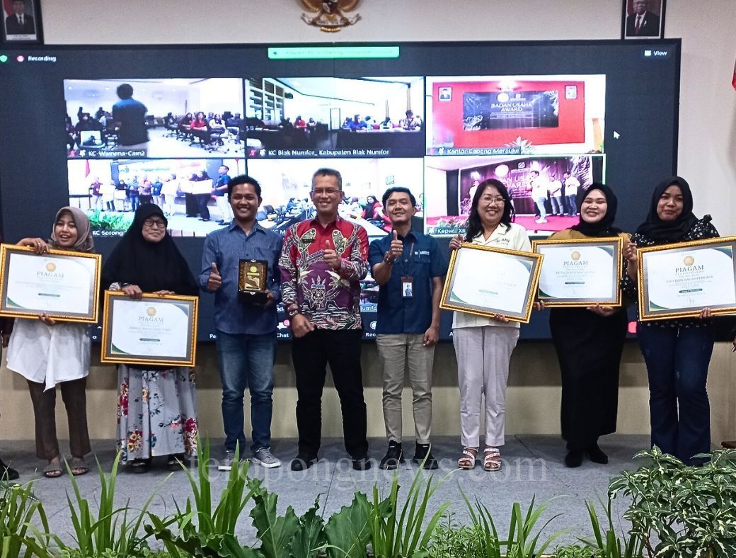 BPJS Kesehatan Kedeputian Wilayah XII menyerahkan penghargaan kepada sejumlah perusahaan di Sorong, Kamis (31/8/2023).