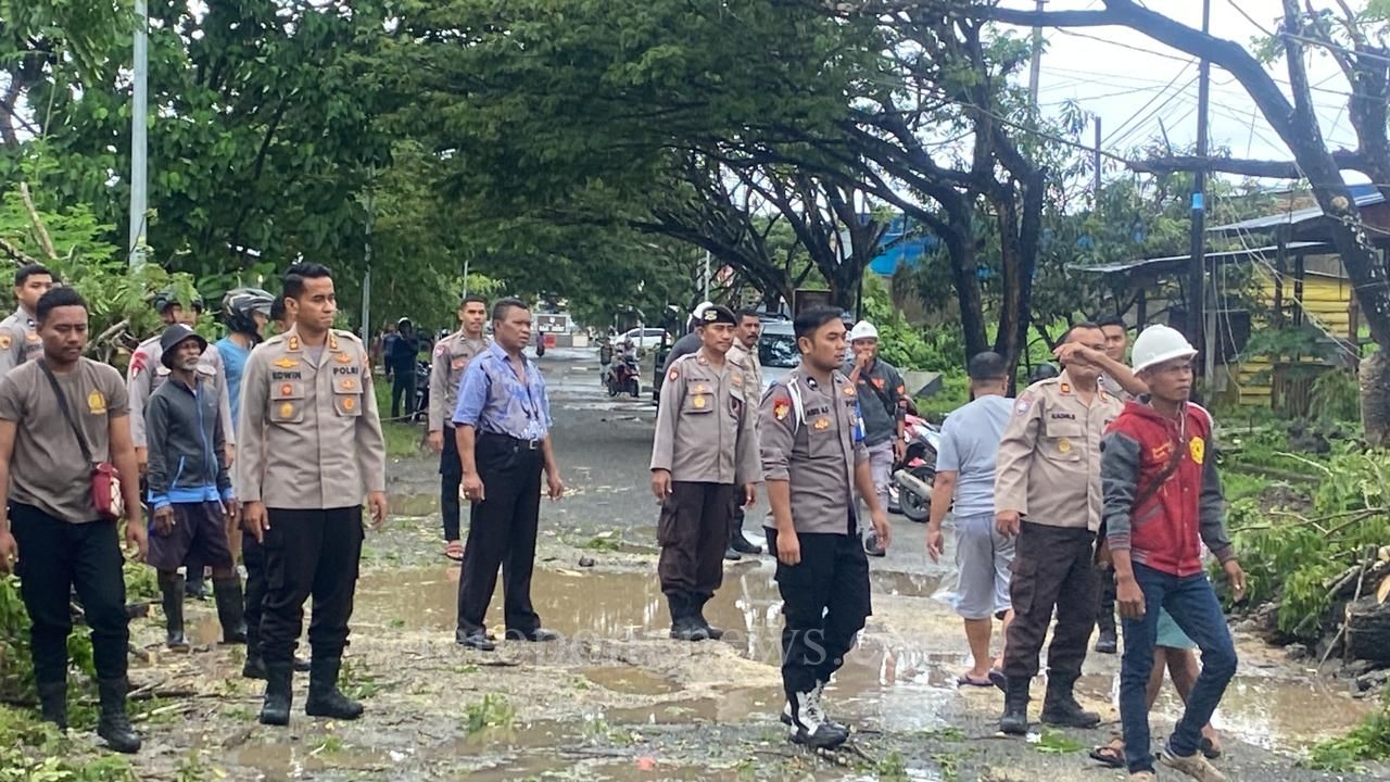 Gerak Cepat Kapolres Raja Ampat Mengerahkan Personel Membantu Menangani Bencana Akibat Hujan Lebat