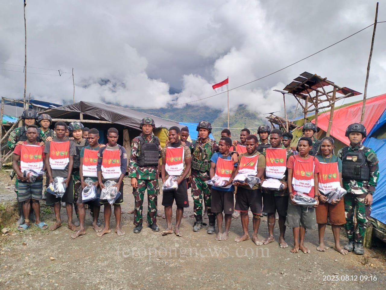 Satgas Mobile Raider 300 Berikan Perlengkapan Sekolah di Papua Menuju Masa Depan