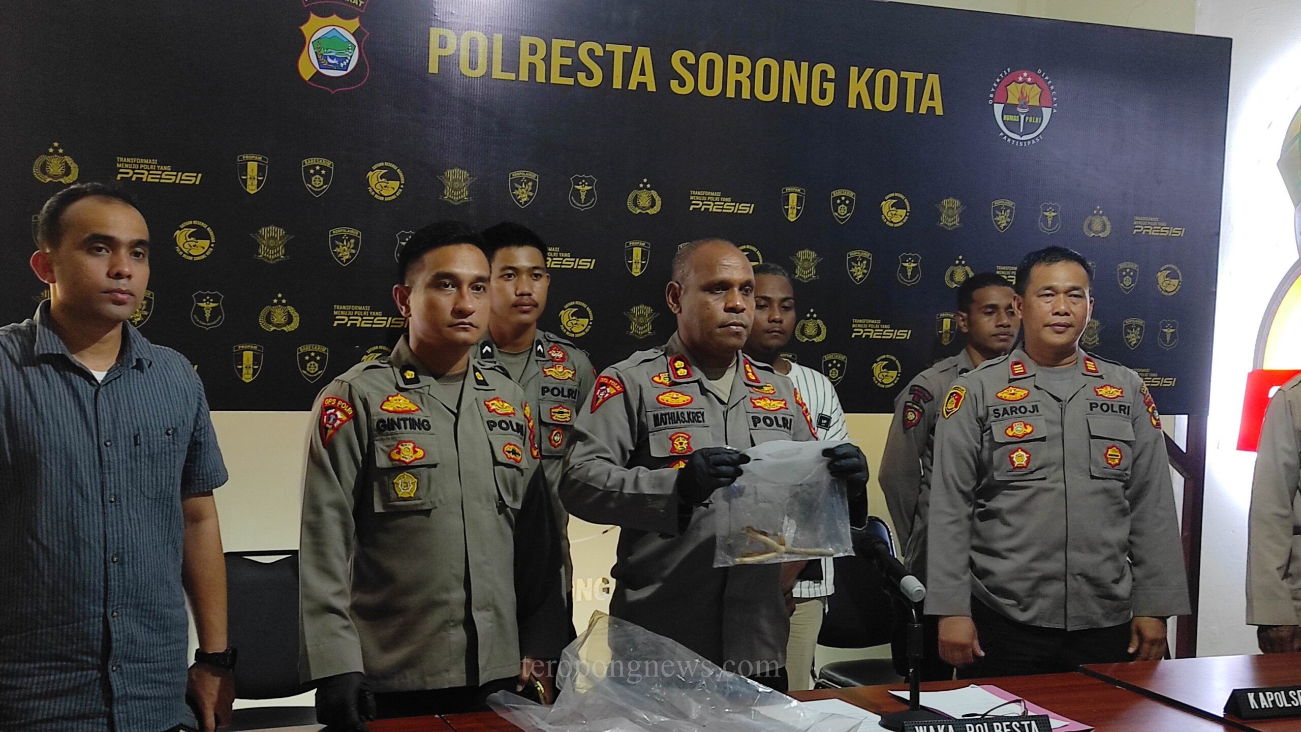 Polisi Sebut Dua Lubang di Jendela SD Negeri 38 Sorong Bukan Dari Senpi, Ini Penjelasannya