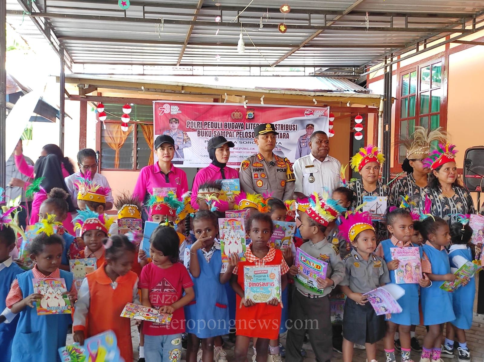 Tingkatkan Minat Baca, Polresta Sorong Kota Bagikan 600 Buku di Sorong Kepulauan